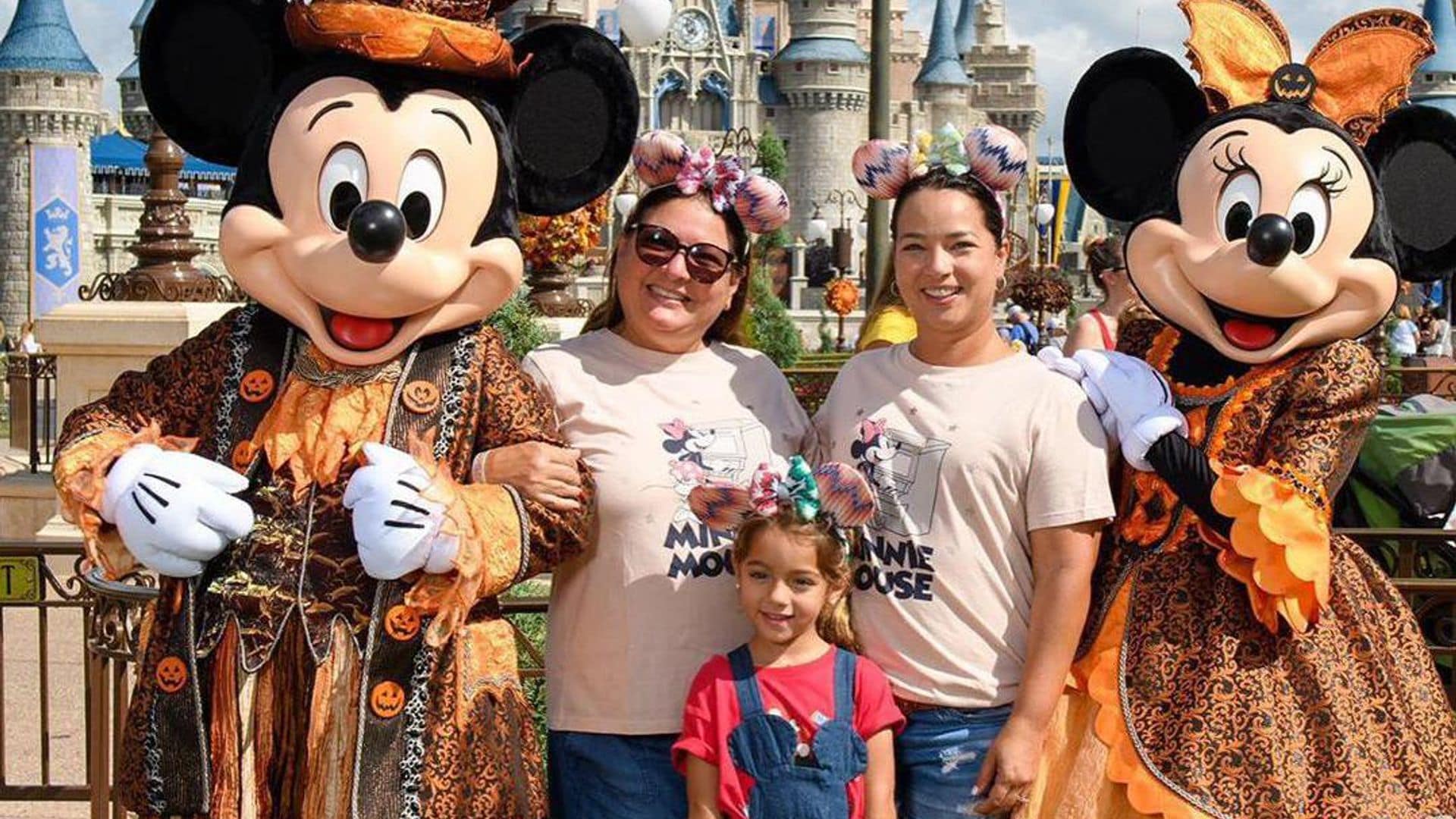 Adamari Lopez y su hija en Disney