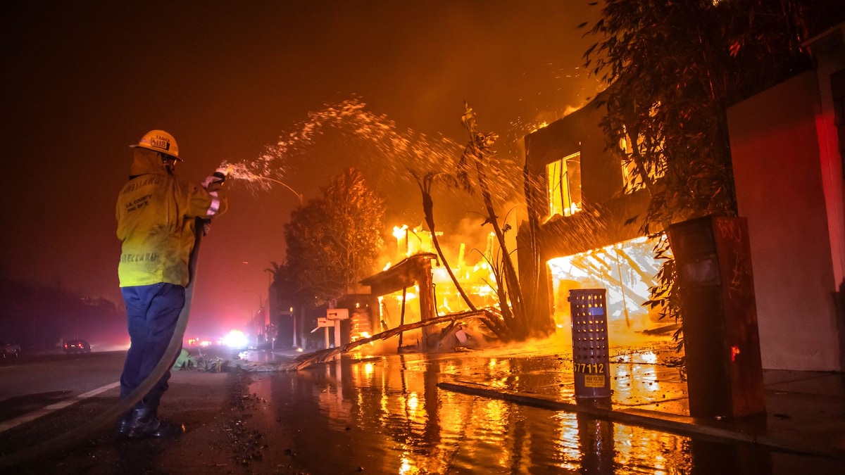 https://www.hola.com/us/horizon/landscape/4288b19b4fc2-los-angeles-california-a-firefighter-battles-the-palisades-fire-while-it-burns-h.jpg?im=Resize=(1200)