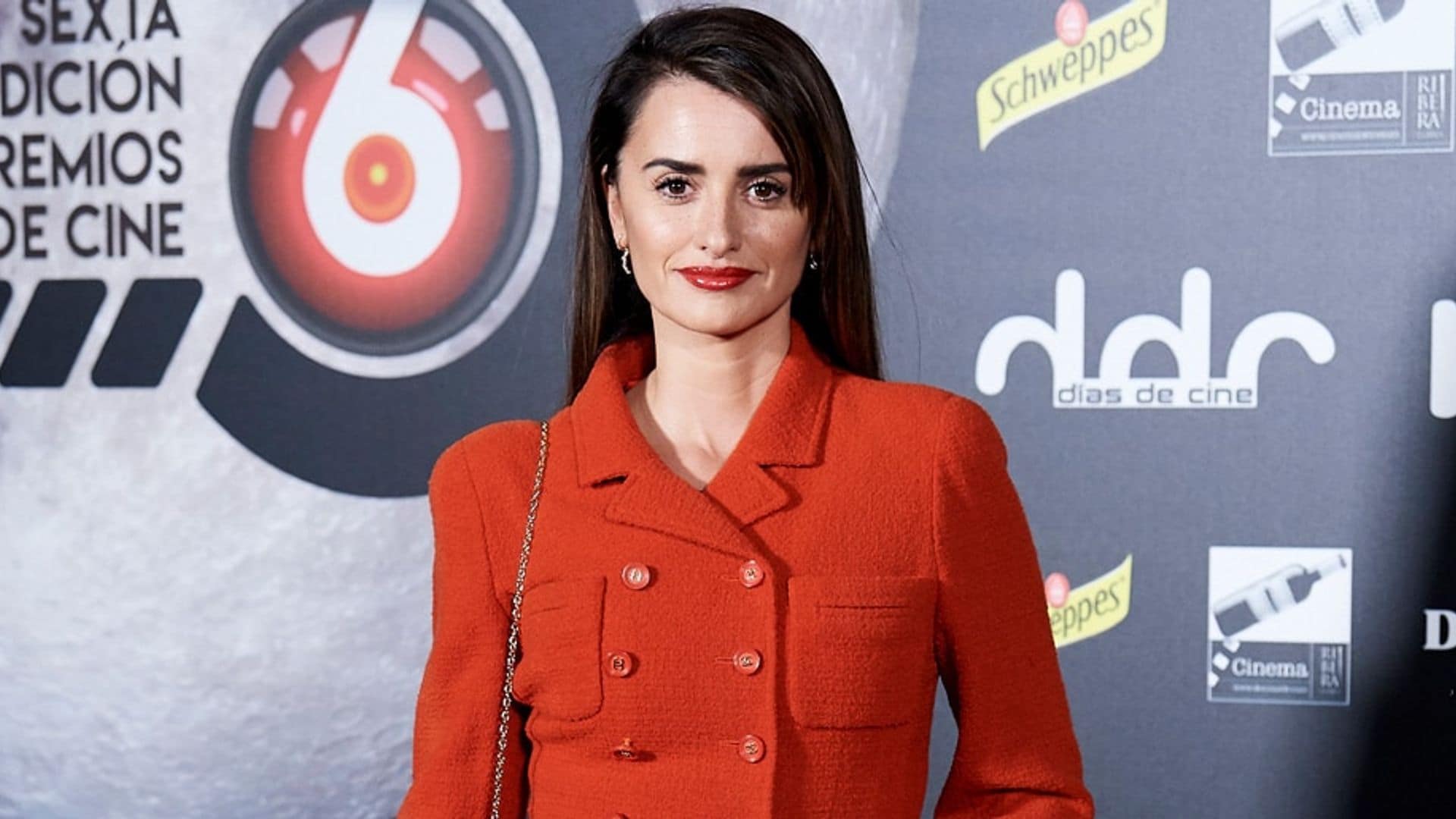 See how Penelope Cruz uses leather pants to create a 'legs for days' optical illusion