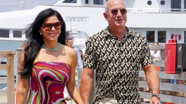Jeff Bezos and Lauren Sanchez continue their luxury vacation in the south of France.