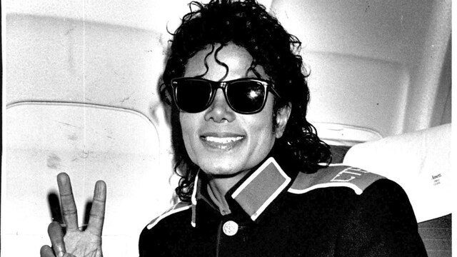 Exclusive Pixs of Michael Jackson on bright from Sydney to Melbourne.