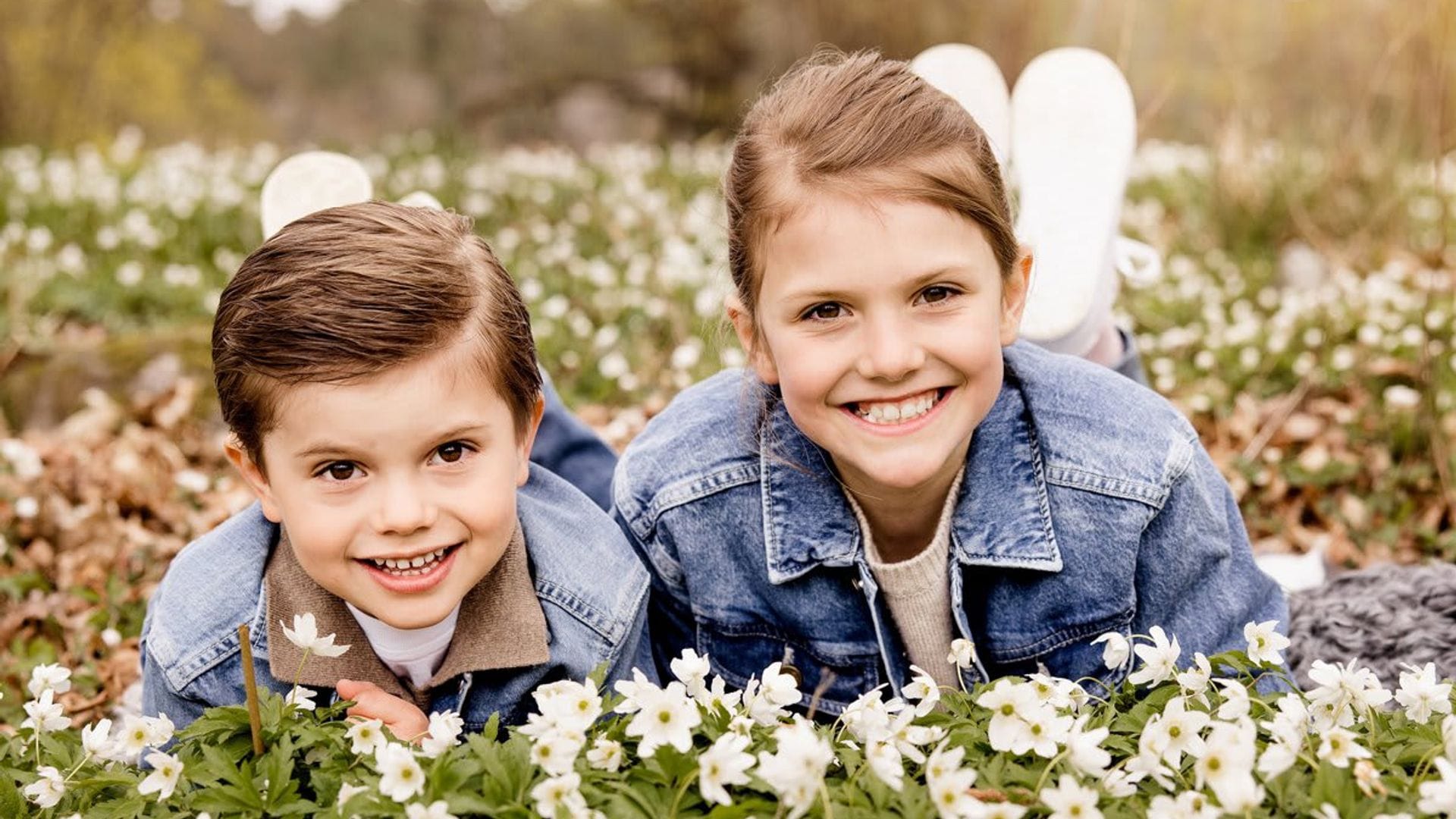 New festive photo of Princess Estelle and Prince Oscar of Sweden released