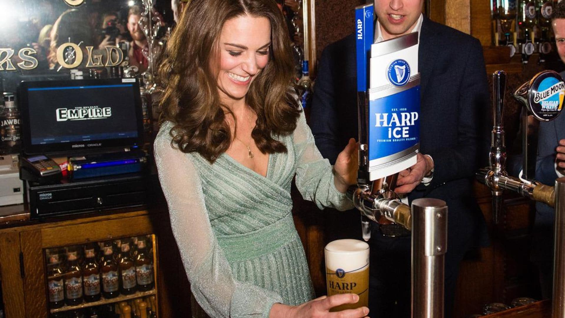 Kate Middleton hits local pub with school moms