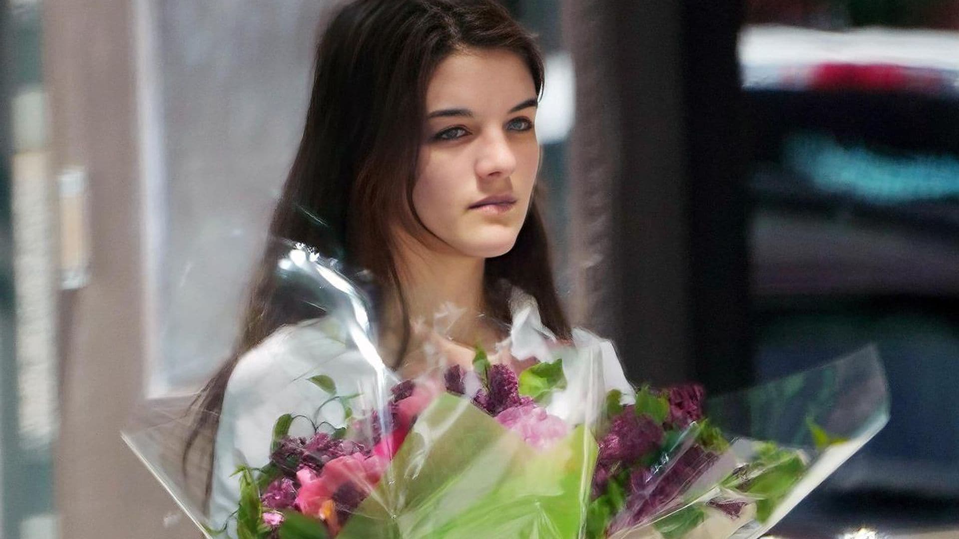 Suri Cruise buys flowers for Katie Holmes on Mother’s Day