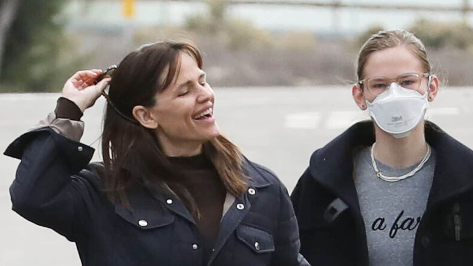 Jennifer Garner smiles with her daughter Violet as she returns home for Thanksgiving break