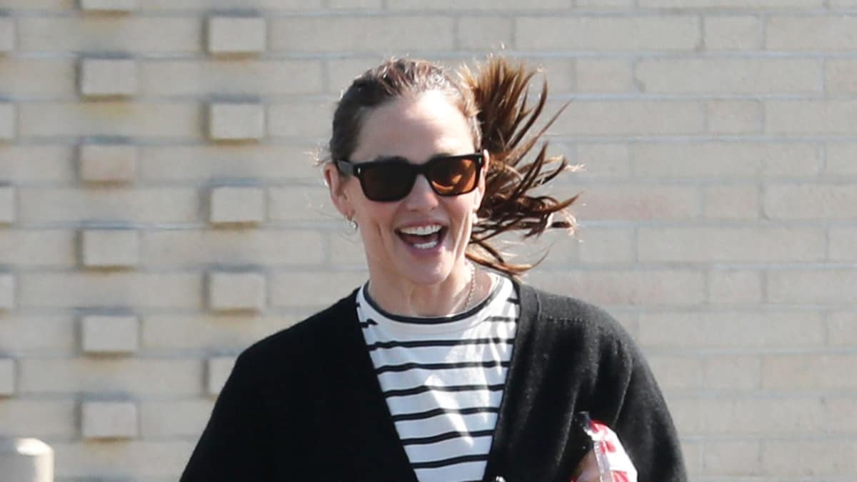 Jennifer Garner looks happier than most on a shopping trip with Samuel