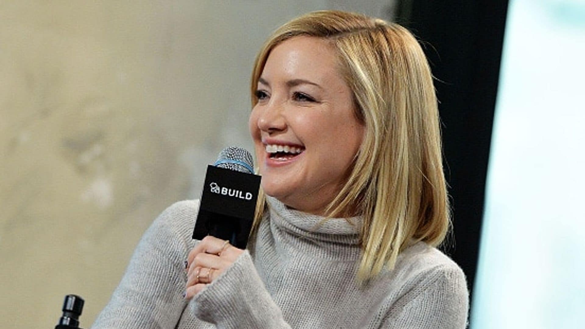 Kate Hudson learns how to Dubsmash and nails Adele's "Hello"