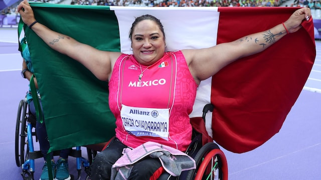 old medalist Gloria Zarza Guadarrama of Team Mexico celebrates with a Mexico flag after winning during the Women's Shot Put F54 Final on day five of the Paris 2024 