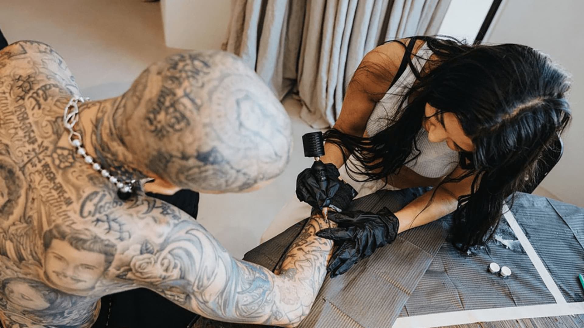 Kourtney Kardashian tattoos her boyfriend Travis Barker