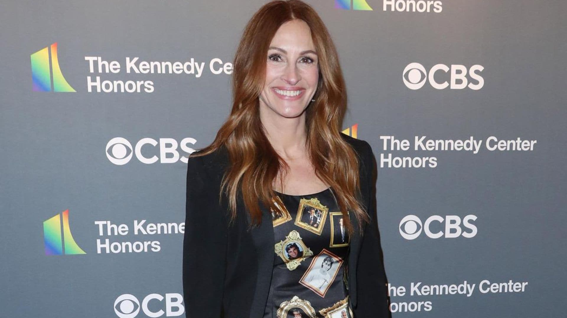 Julia Roberts wears dress with George Clooney’s face on it
