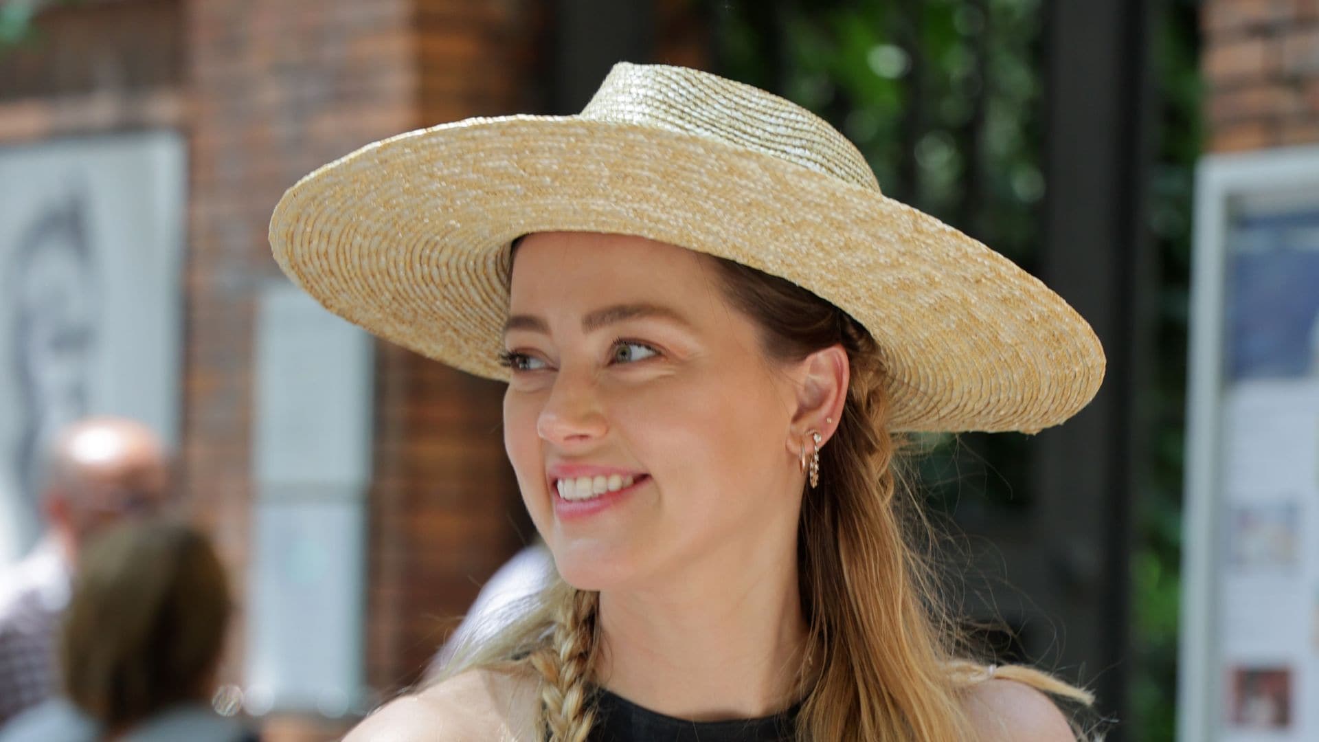 Amber Heard, expecting her second child, shares her love of Madrid in perfect Spanish