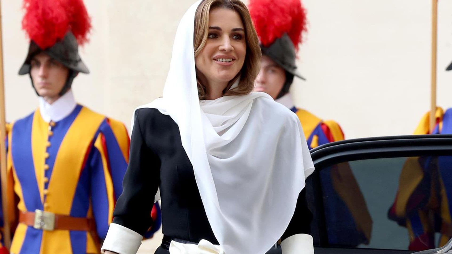 Stylish Queen Rania meets with Pope Francis