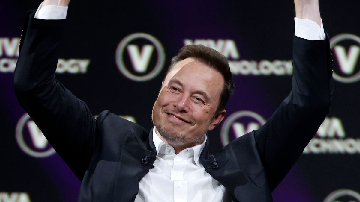 Elon Musk shows off his weight loss journey in a Santa Claus suit