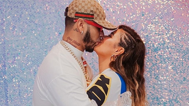 karol g and anuel aa social distancing