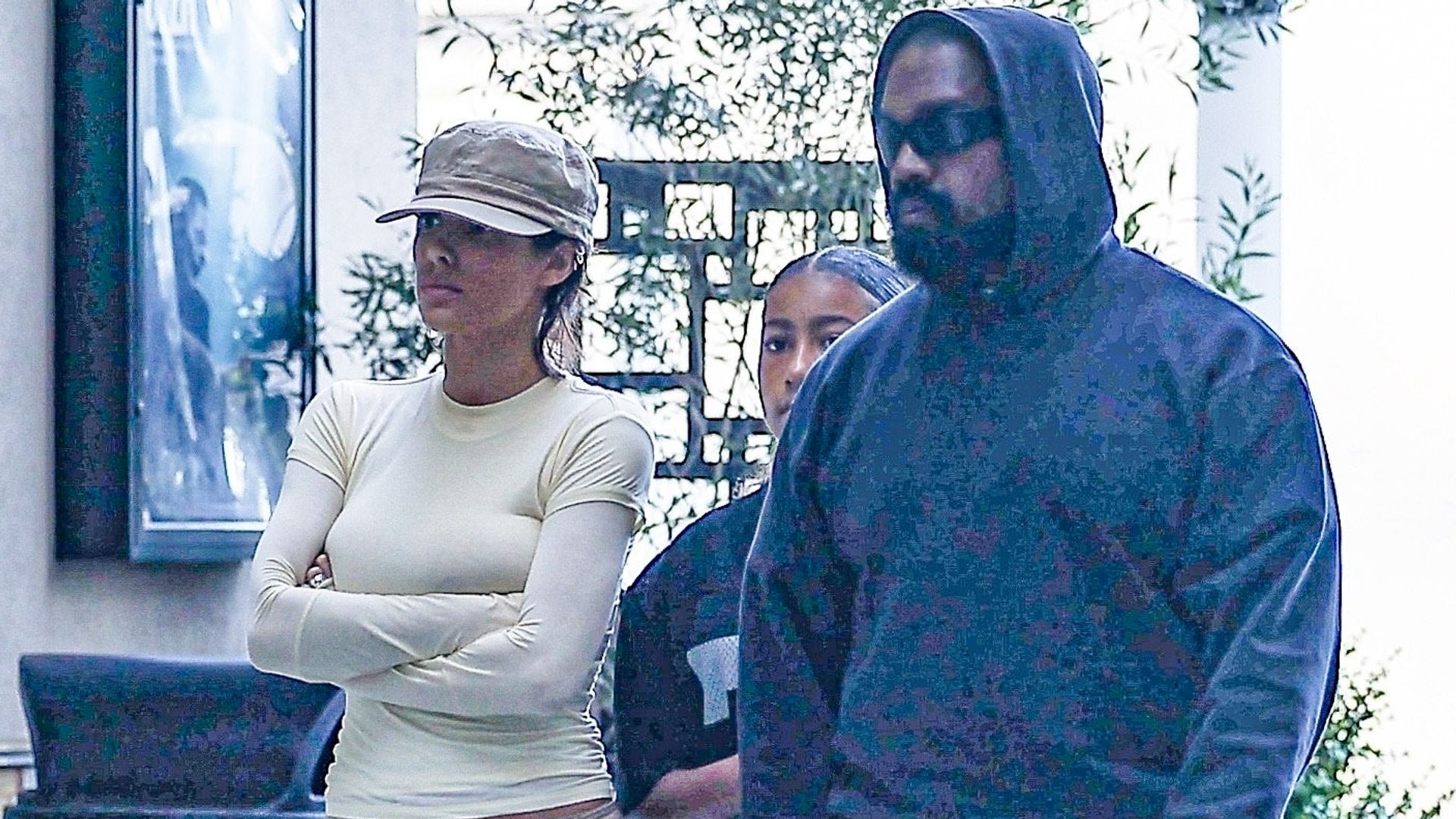 

Rapper Kanye West and wife Bianca Censori had a blast on a family outing, whisking his daughter North West away to catch the highly anticipated new 'Deadpool & Wolverine' movie in Los Angeles. 

Bianca only went half conservative in her outfit as she wore a long-sleeved shirt with nude underwear to match. It's been noted that Bianca has been asked to cover up her provocative outfits when around the children. 

Bianca also played up to her step-mom role as she was seen hugging her arms around North West before heading into iPic to catch the movie. The newly anticipated Marvel film 'Deadpool & Wolverine' is also rated R for mature adult scenes making a questionable choice for their 11-year-old daughter to accompany.****

Bianca solo se puso medio conservadora con su atuendo, ya que llevaba una camisa de manga larga con ropa interior color piel a juego. Se ha notado que le han pedido a Bianca que cubra sus provocativos atuendos cuando estÃ¡ cerca de los niÃ±os.

Bianca tambiÃ©n jugÃ³ a la altura de su papel de madrastra, ya que se la vio abrazando a North West antes de dirigirse a iPic para ver la pelÃ­cula. La nueva y esperada pelÃ­cula de Marvel 'Deadpool & Wolverine' tambiÃ©n estÃ¡ clasificada R por escenas para adultos maduros, lo que hace que sea una elecciÃ³n cuestionable que su hija de 11 aÃ±os la acompaÃ±e.