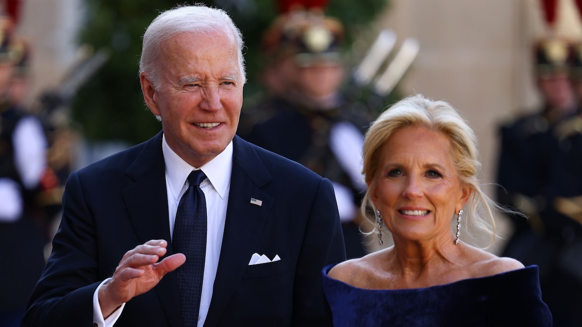 https://www.hola.com/us/horizon/landscape/5ad1095d9121-paris-france-us-president-joe-biden-and-us-first-lady-jill-biden-pose-ahead-of-a.jpg?im=Resize=(1200)