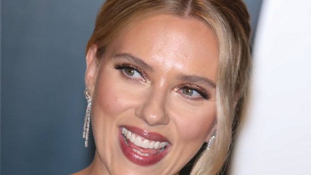 Scarlett Johansson at 2020 Vanity Fair Oscar Party Hosted By Radhika Jones