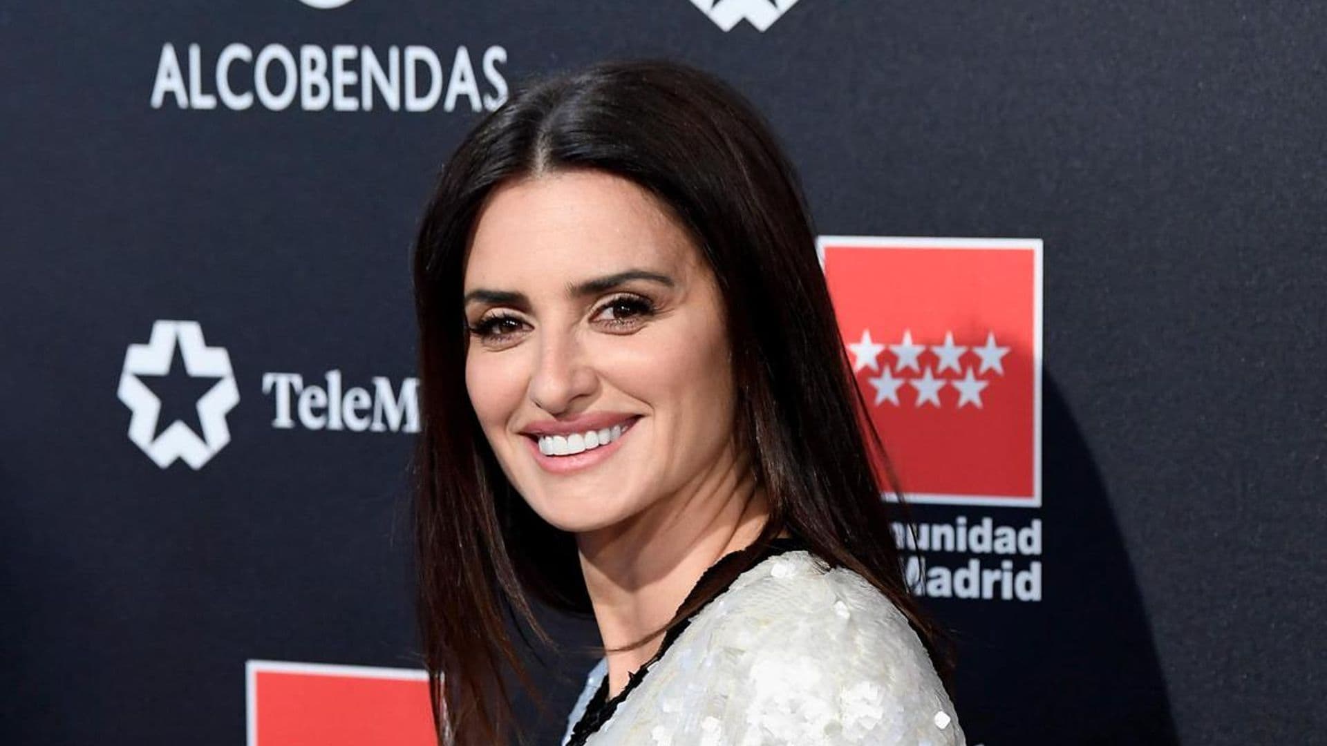 Penélope Cruz deslumbra en la alfombra roja de los Premios Feroz con un vestido de Chanel