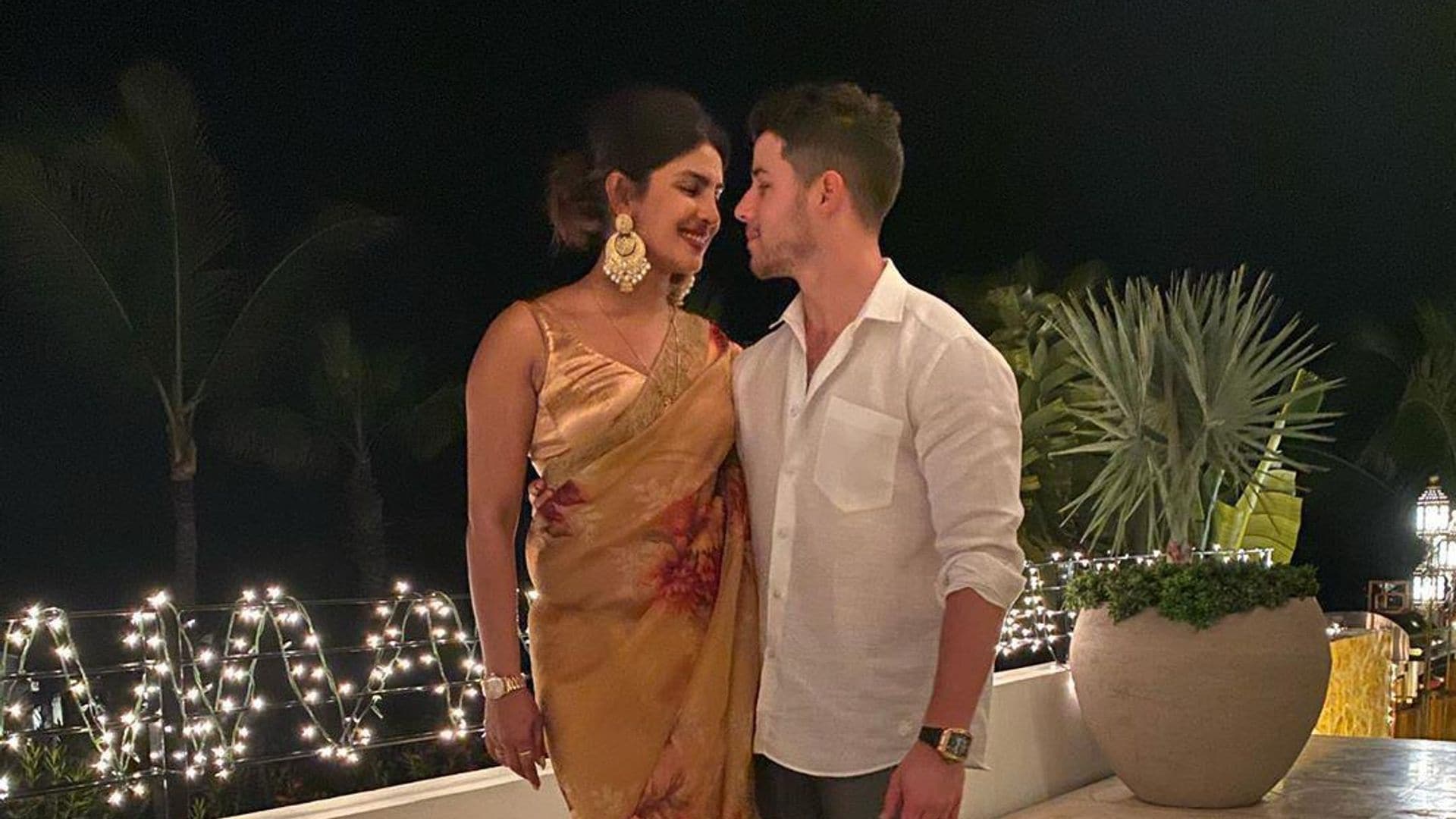 Priyanka Chopra con vestido tradicional indio junto a Nick Jonas