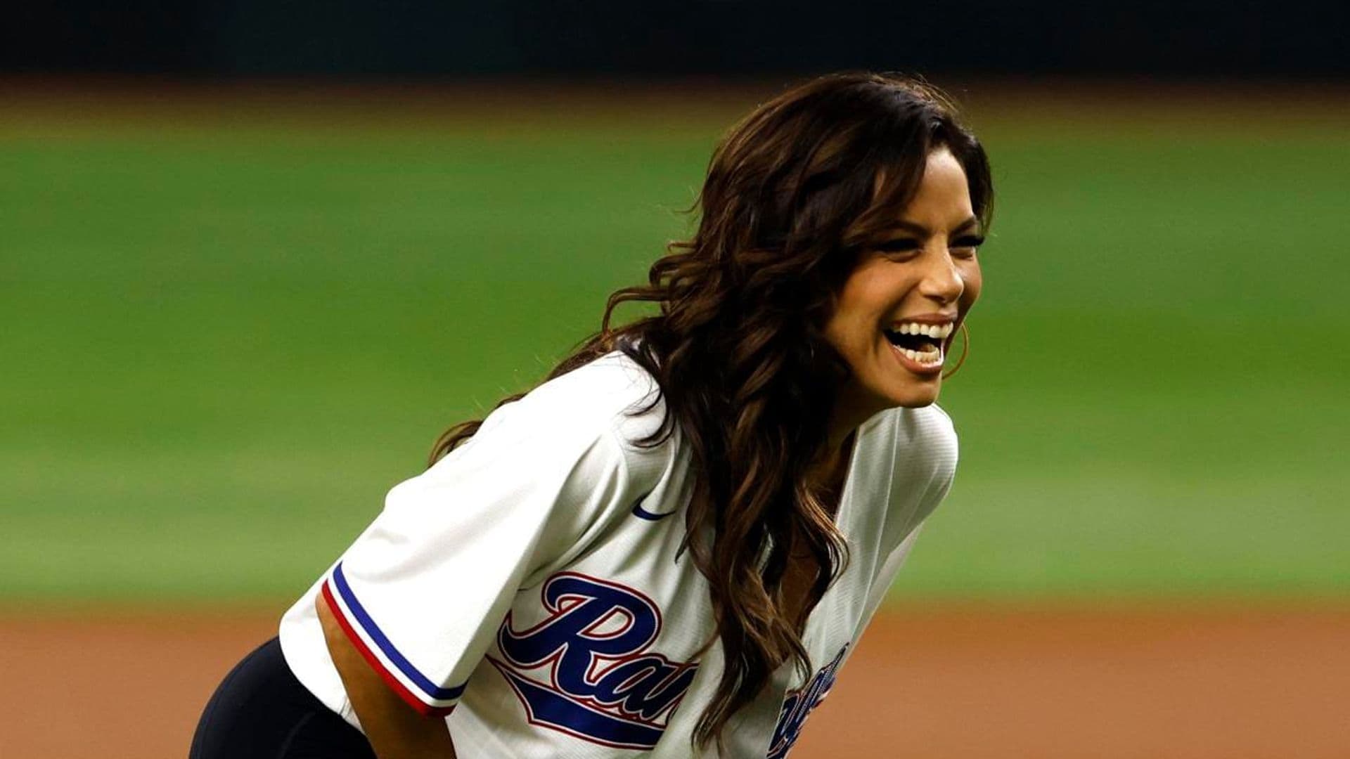 Eva Longoria gets a standing ovation after tossing a ceremonial pitch