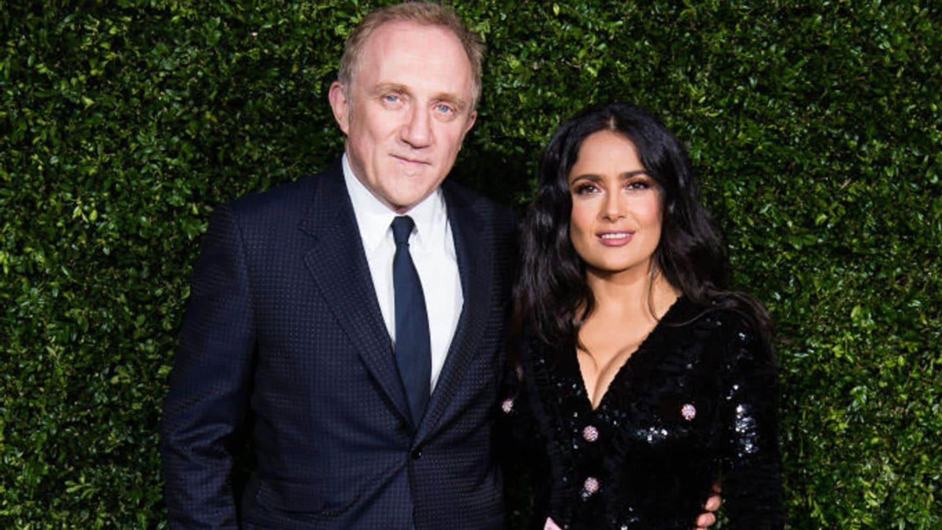 Salma Hayek con look de lentejuelas de dos piezas y Francois-Henri Pinault con traje negro