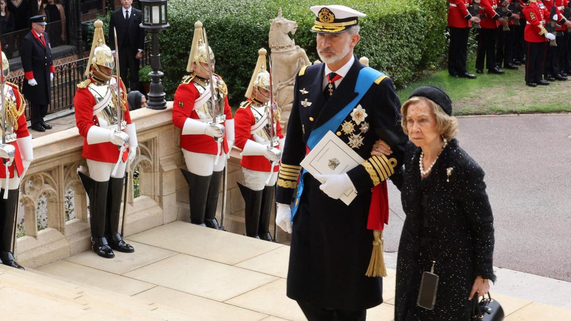 Queen Sofia attends the funeral of Her Majesty with a trendy shoulder strap iPhone holder and small purse