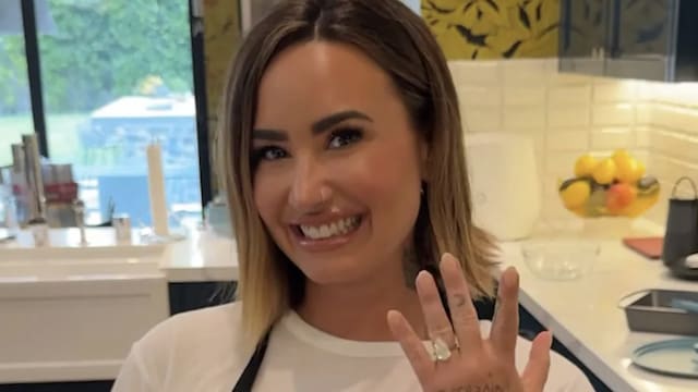 Demi Lovato prepares 'Marry Me Chicken'