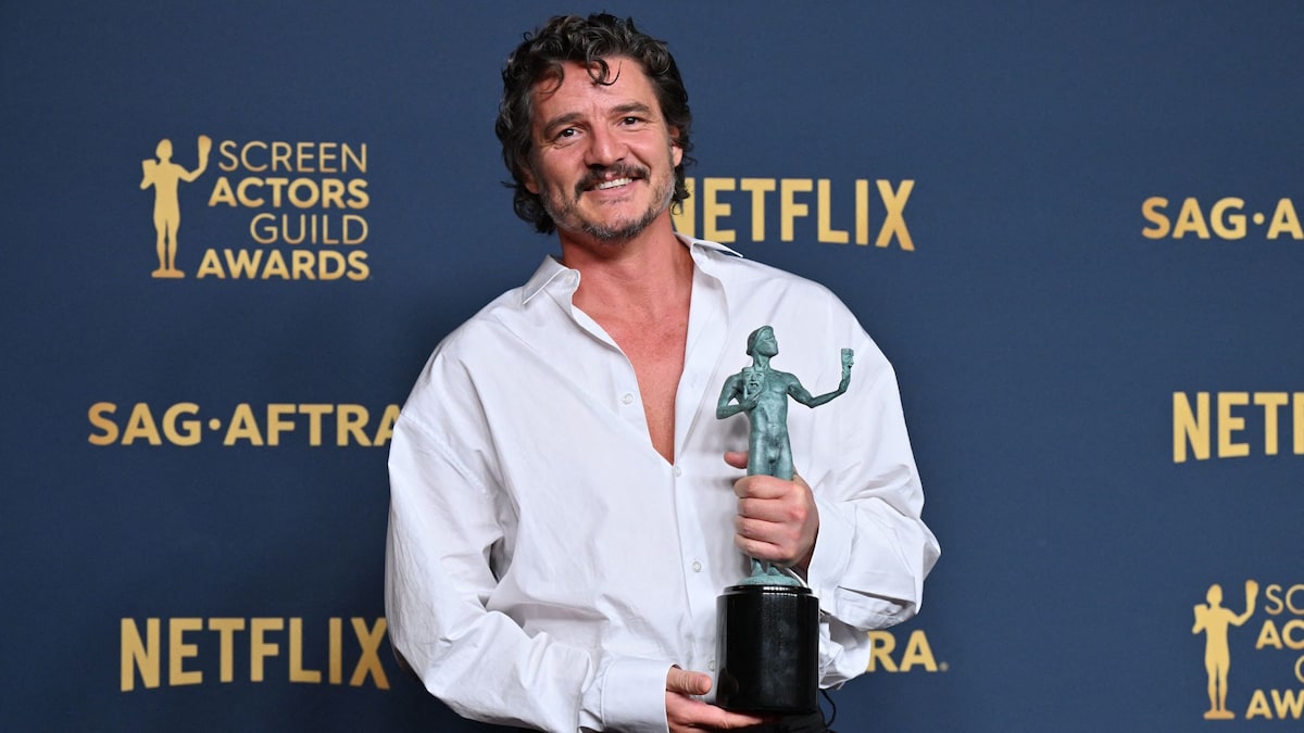 https://www.hola.com/us/horizon/landscape/6b6553cae31b-topshot-chilean-us-actor-pedro-pascal-poses-in-the-press-room-with-the-award-for.jpg?im=Resize=(1200)