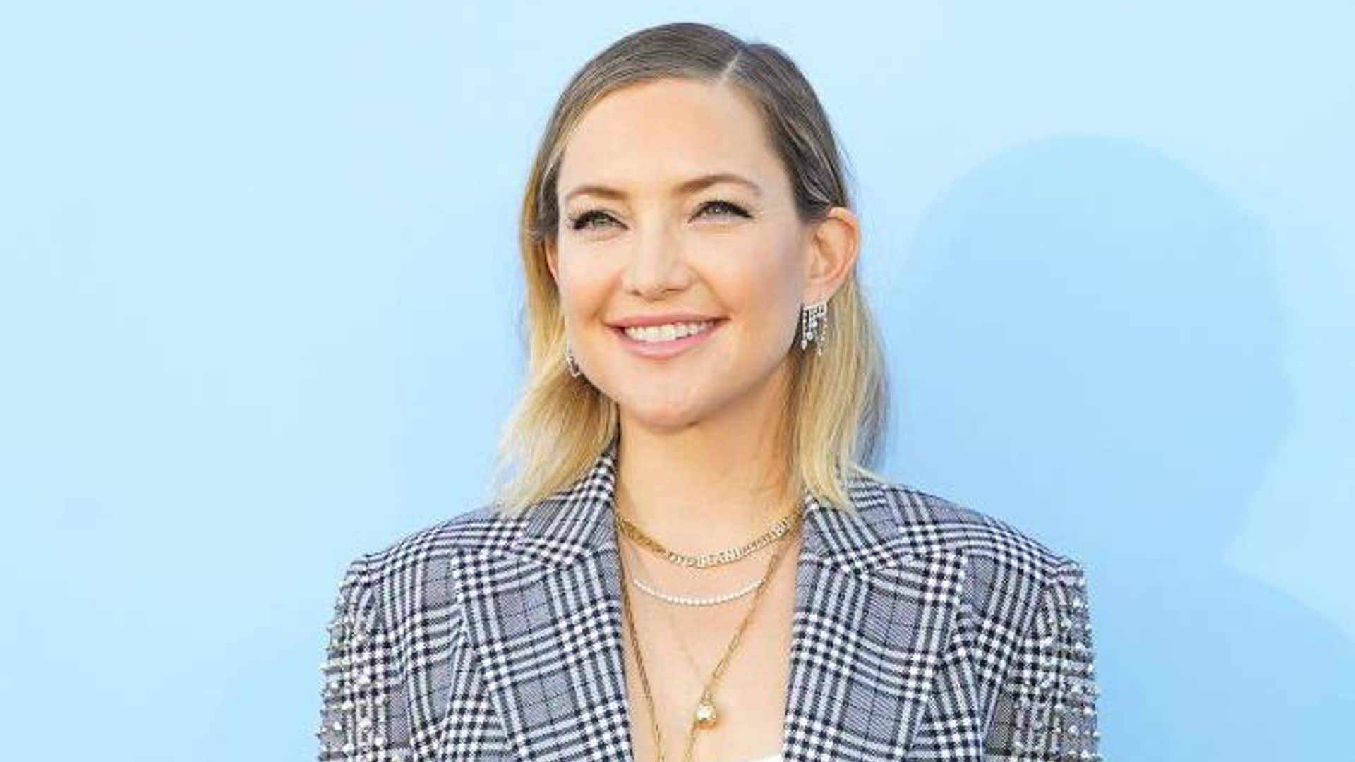 Kate Hudson con traje estampado a cuadros