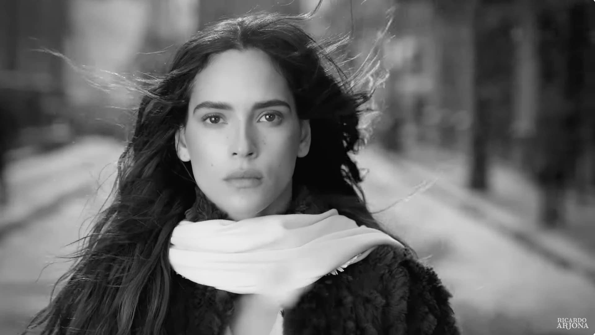 Adria Arjona stars in Dad Ricardo Arjona's  emotional new music video, 'Mujer'