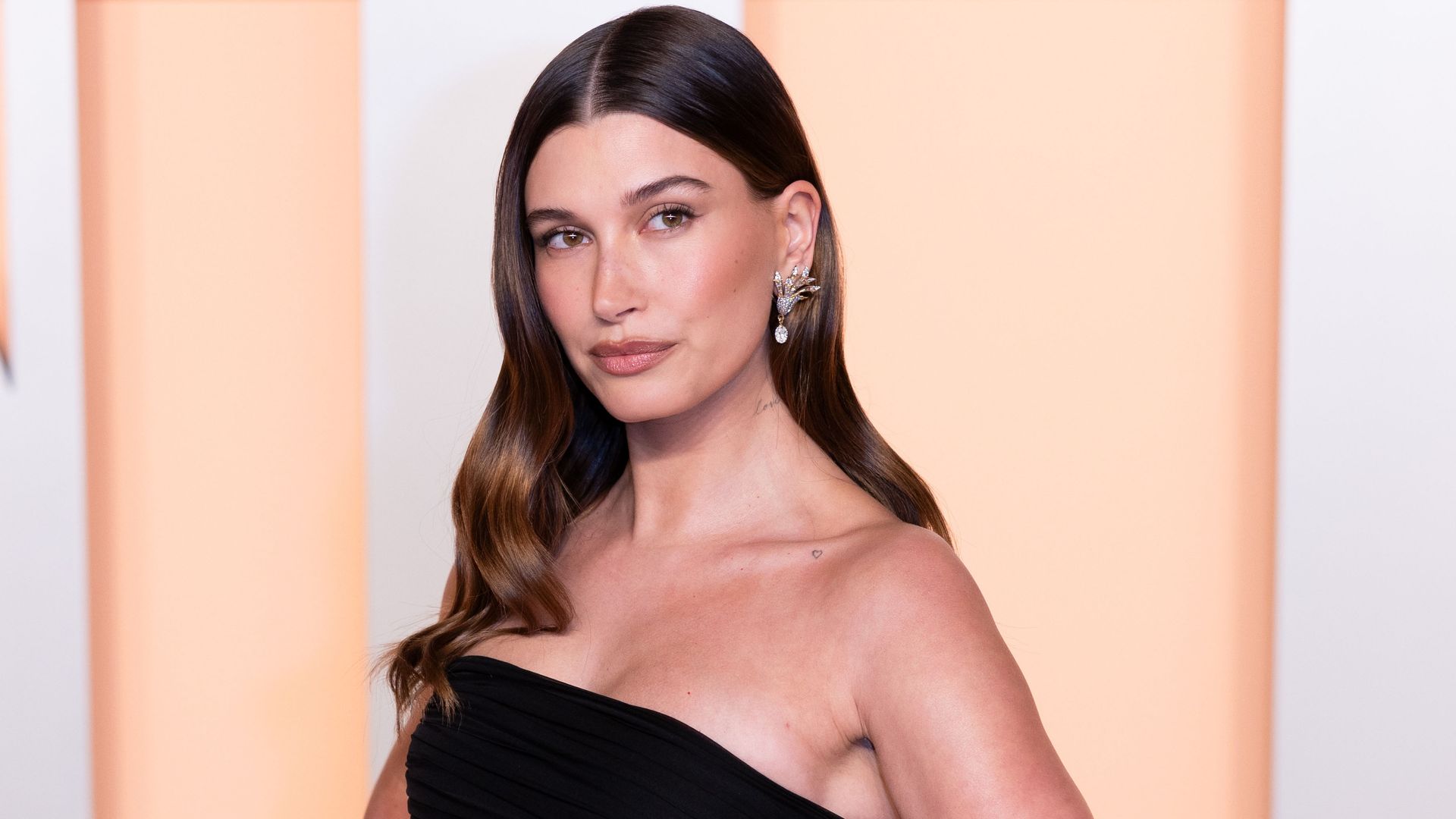 Hailey Bieber looks just like Cindy Crawford in latest stylish moment at Paris Fashion Week