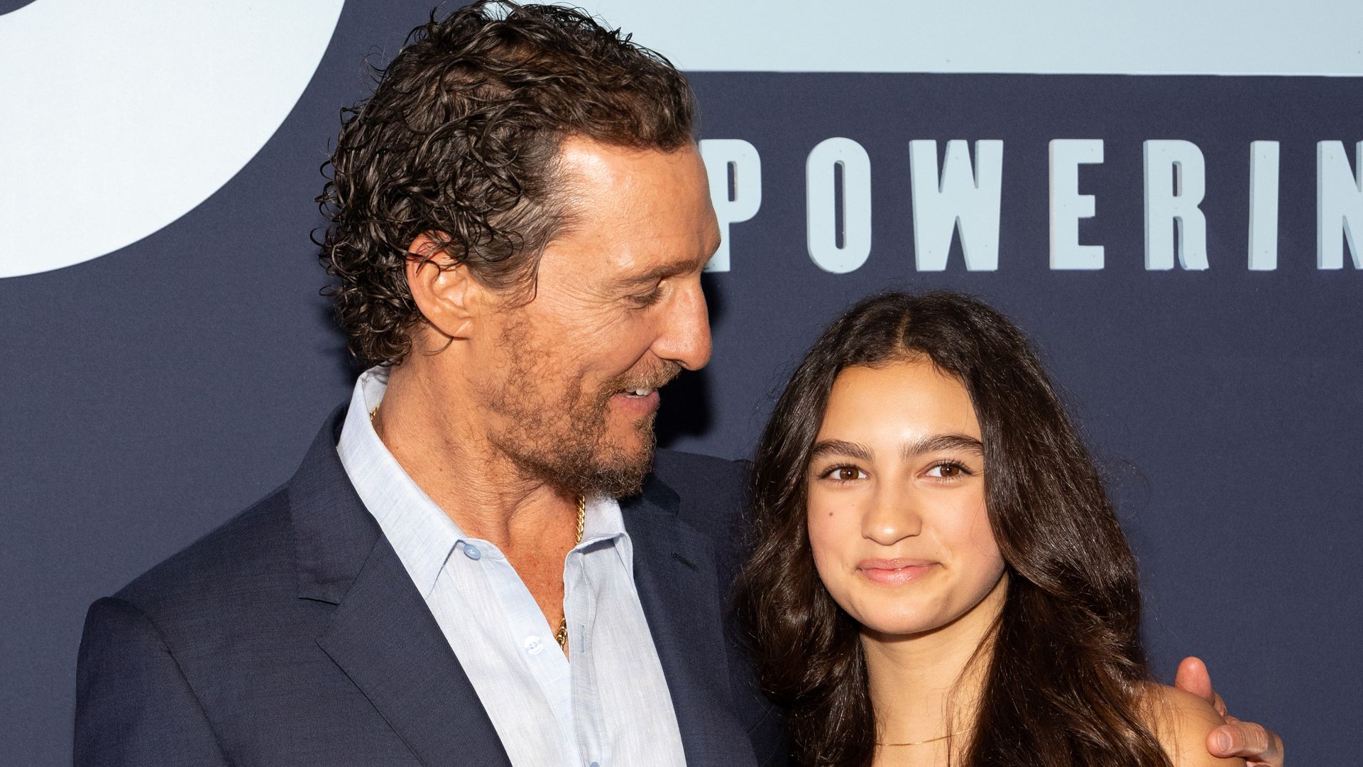 Matthew McConaughey and his daughter Vida steal the spotlight at women's basketball game