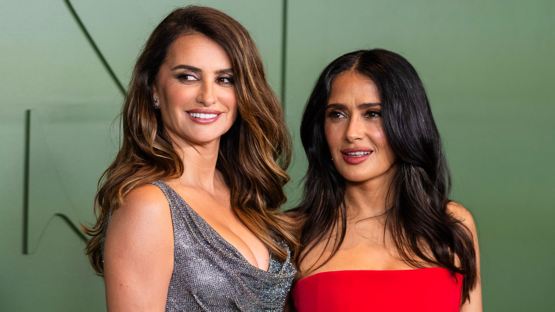 Salma Hayek and Penélope Cruz pose in glamorous corset dresses: More about their friendship