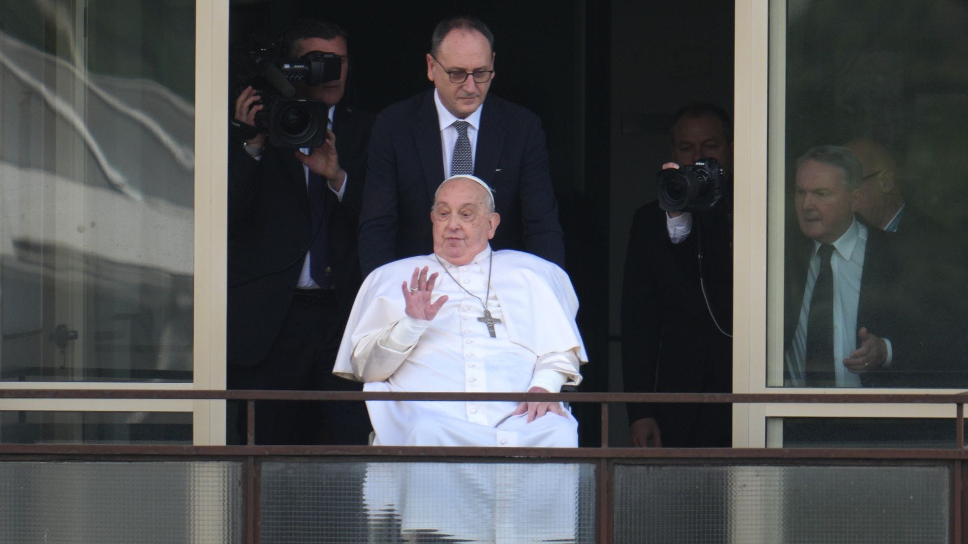 This is how Pope Francis looks in his first public appearance after being discharged from the hospital 