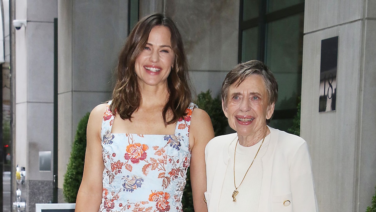 Jennifer Garner and her mother talk about the death of her father in an emotional video