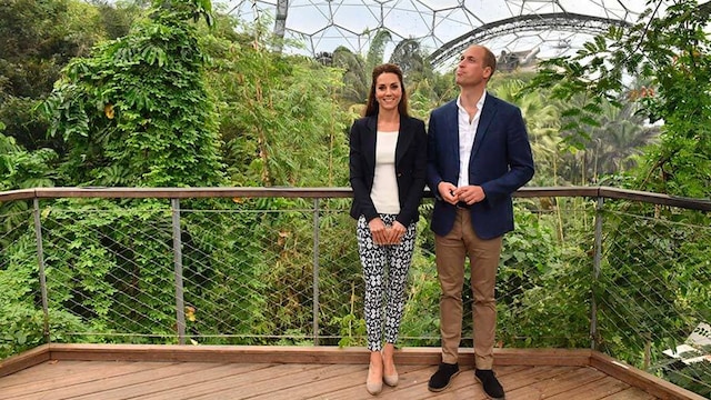 Kate might be known for her fave A-line dresses, but for this outing she opted for printed pants from Gap.
Photo: Getty Images