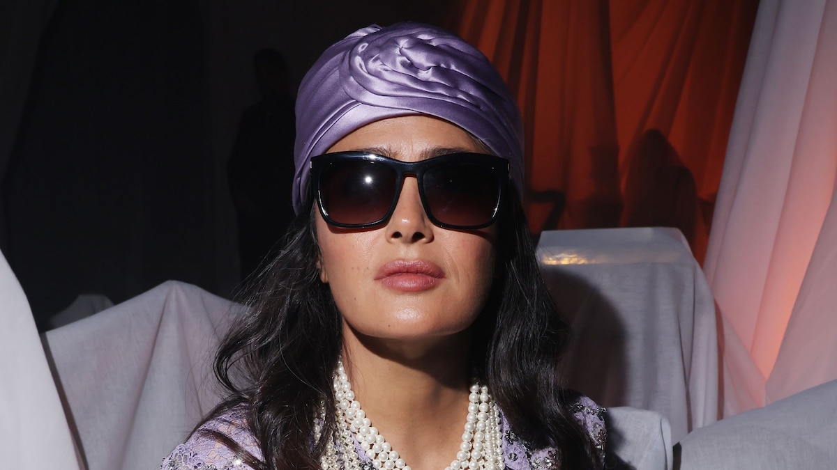 Salma Hayek evokes old Hollywood with lilac lace and pearls