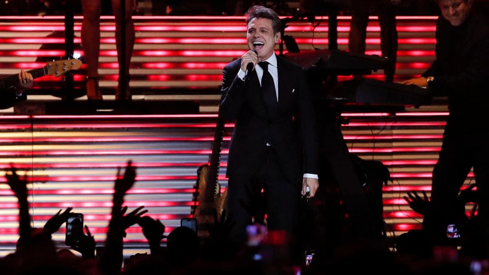 Luis Miguel captivates Bad Bunny and Kendall Jenner in his sold-out concert in New York City