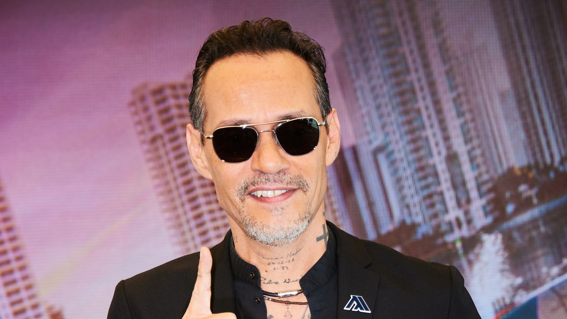 Emocionado, Marc Anthony le regala su primer coche a su hijo Ryan