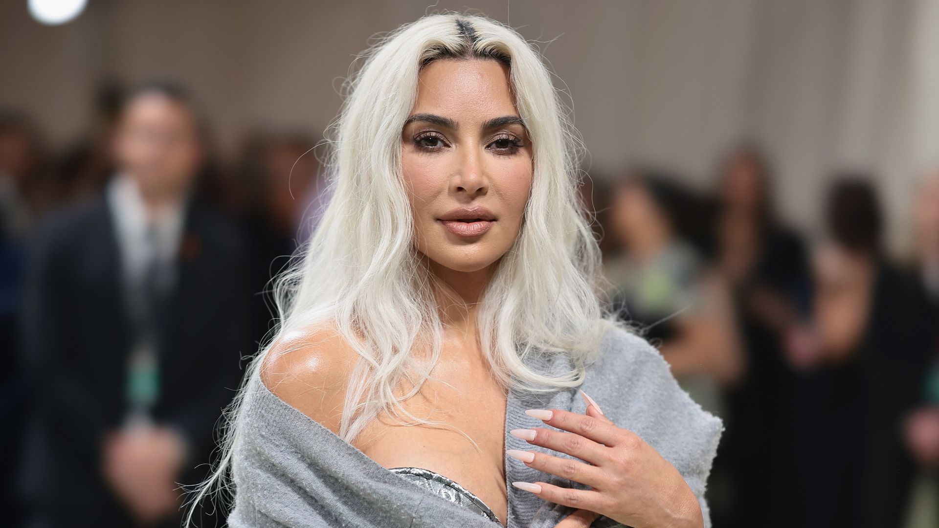 Kim Kardashian wins Halloween: She looks unrecognizable transforming into an albino alligator