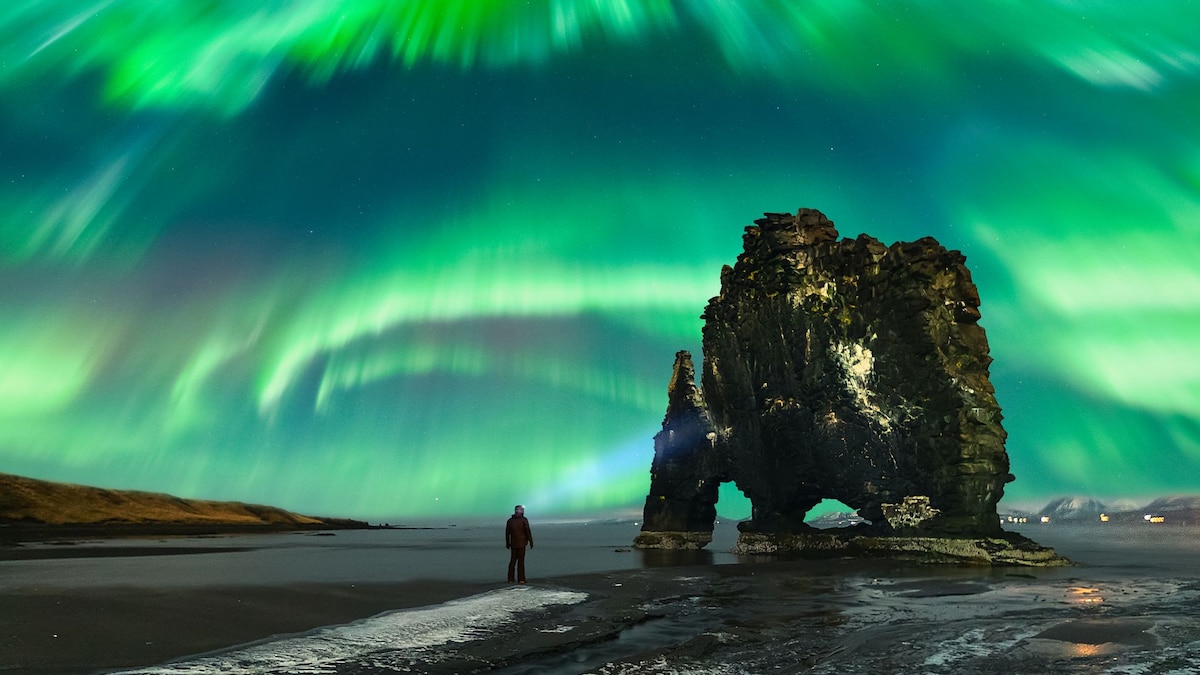 https://www.hola.com/us/horizon/landscape/87643a2cd37f-man-watching-the-aurora-borealis-above-the-hvc3adtserkur-rock-formation-northw.jpg?im=Resize=(1200)