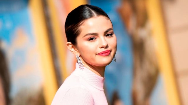 Selena Gomez wearing pink at the DOLITTLE red carpet.