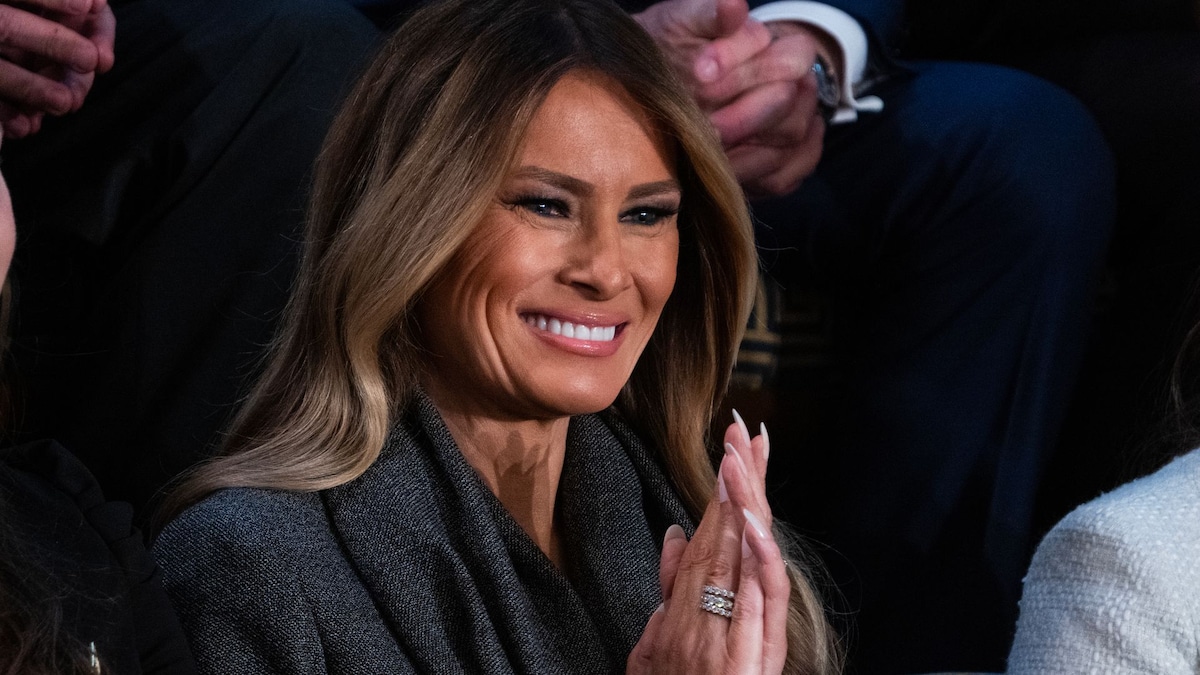 https://www.hola.com/us/horizon/landscape/88a89bcea72b-united-states-first-lady-melania-trump-is-seen-as-her-husband-president-donald-t.jpg?im=Resize=(1200)