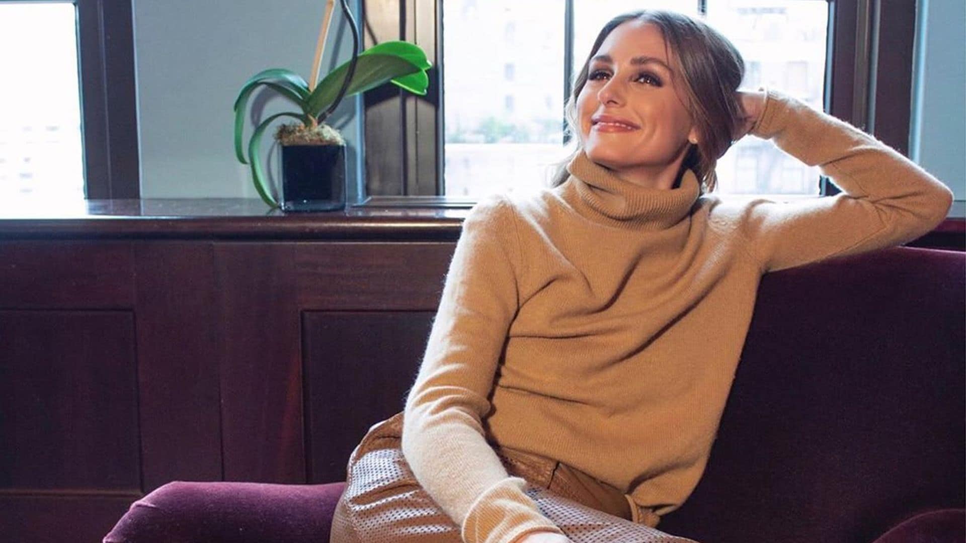 Olivia Palermo con total look de prendas de punto beige