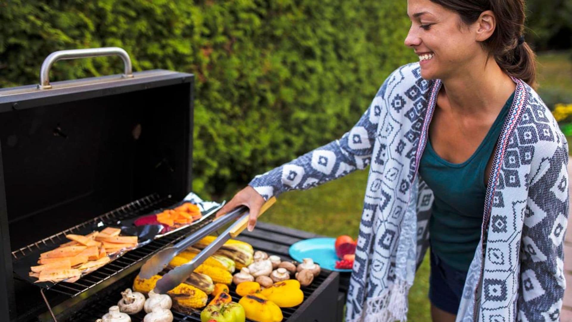 How to throw a delicious vegan BBQ that even your meat-eating family and friends will love!