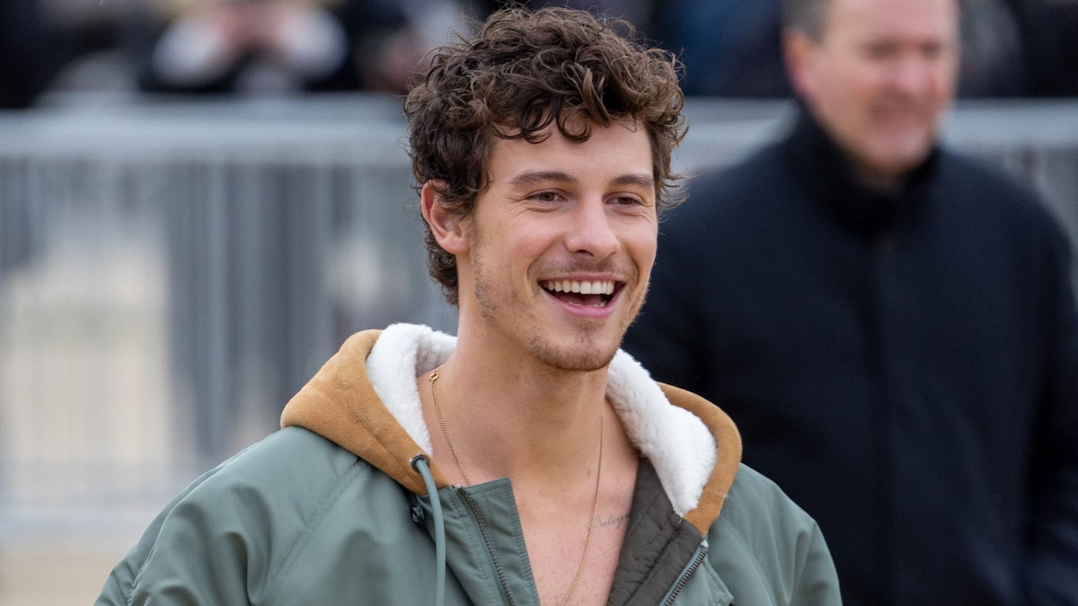 https://www.hola.com/us/horizon/landscape/8a40115e4581-paris-france-shawn-mendes-attends-the-loewe-womenswear-fall-winter-2024-2025-sho.jpg?im=Resize=(1200)