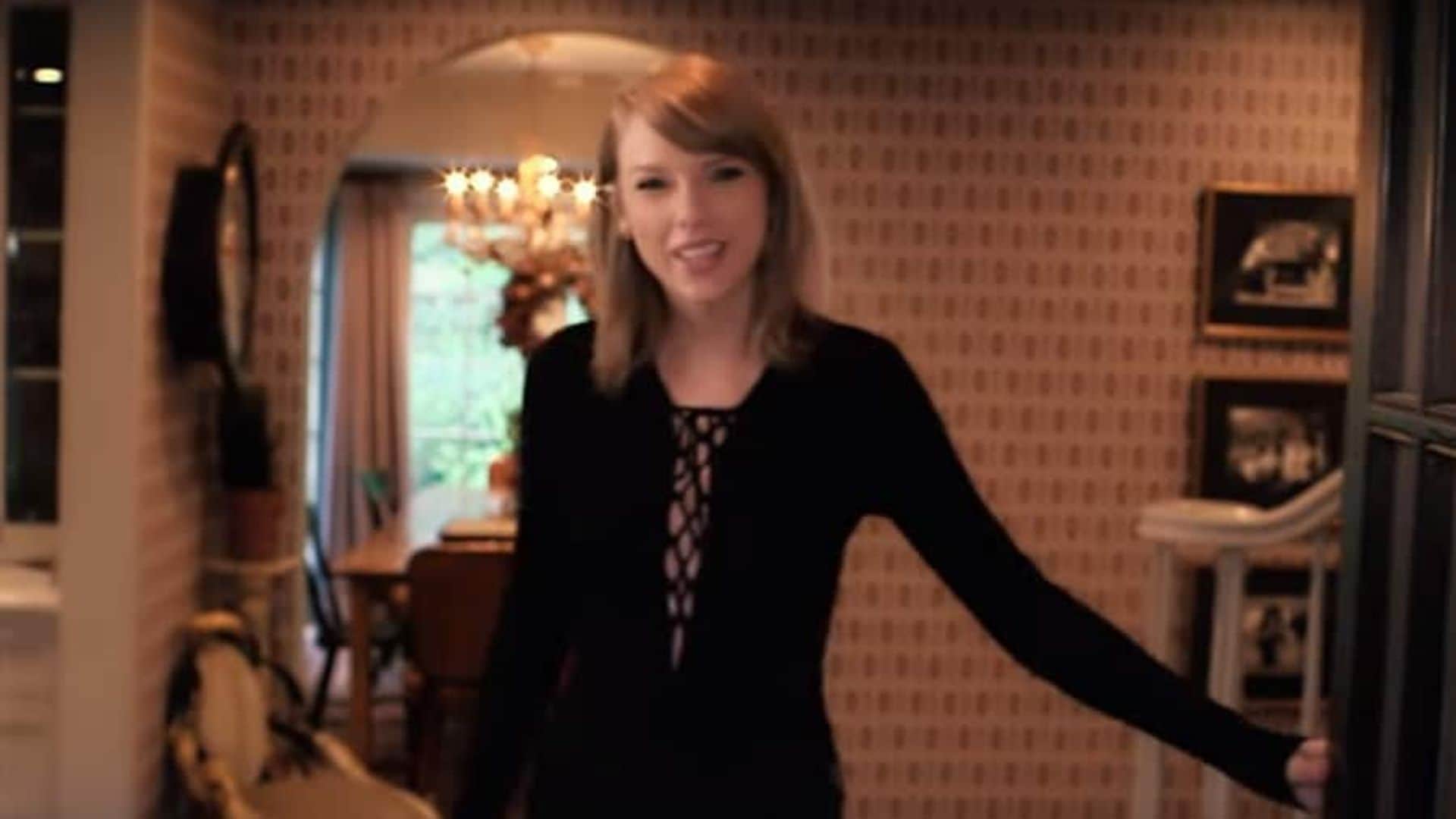 Taylor threw open the doors to her Beverly Hills home to answer 73 questions for Vogue.<br /><br />
Photo: Vogue