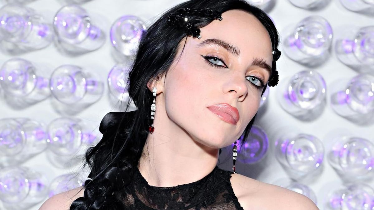 Billie Eilish shows underboob tattoo in new bikini photo