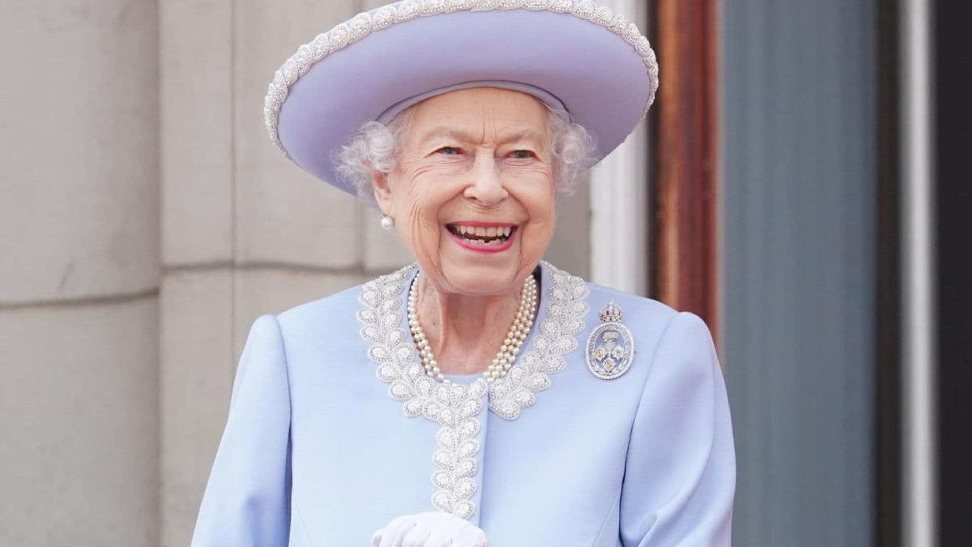 Queen Elizabeth appears to debut new haircut