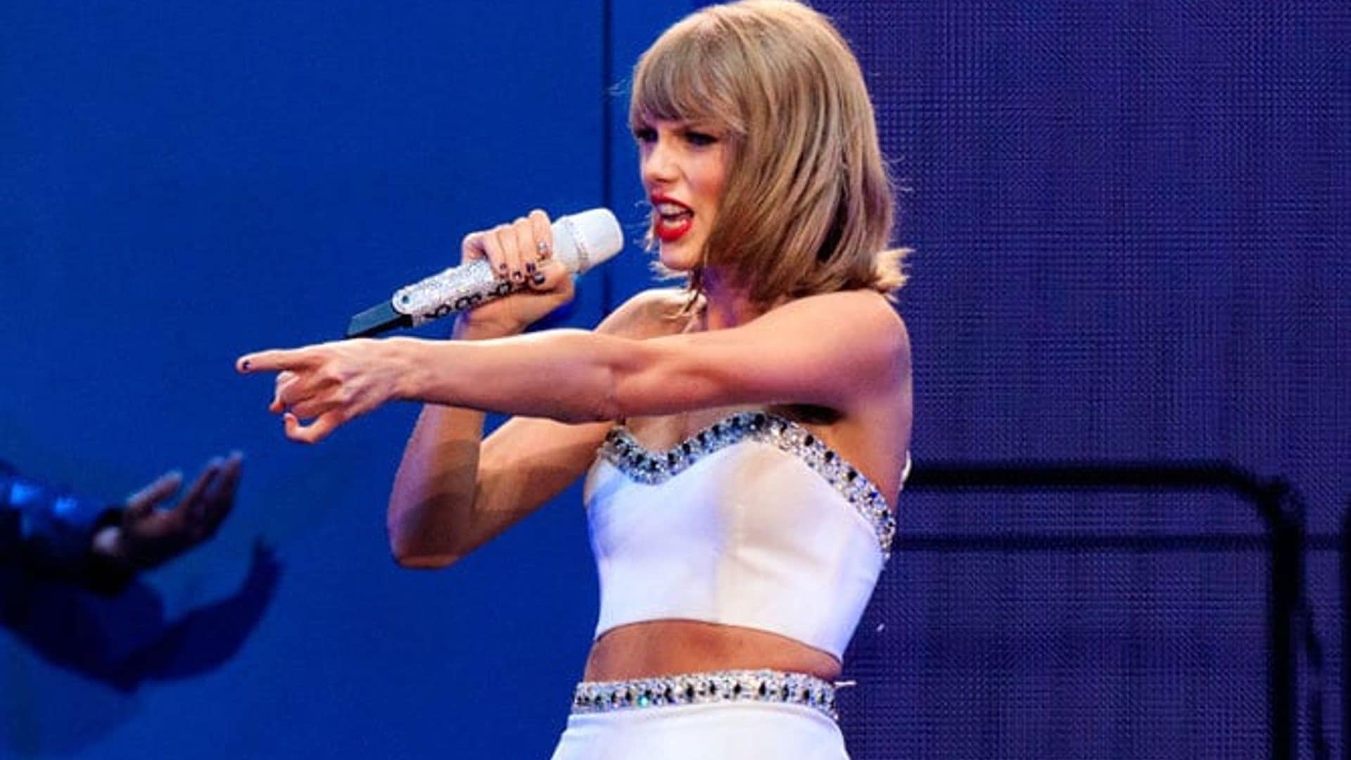 Taylor Swift mouths 'I love you' to Calvin Harris at concert